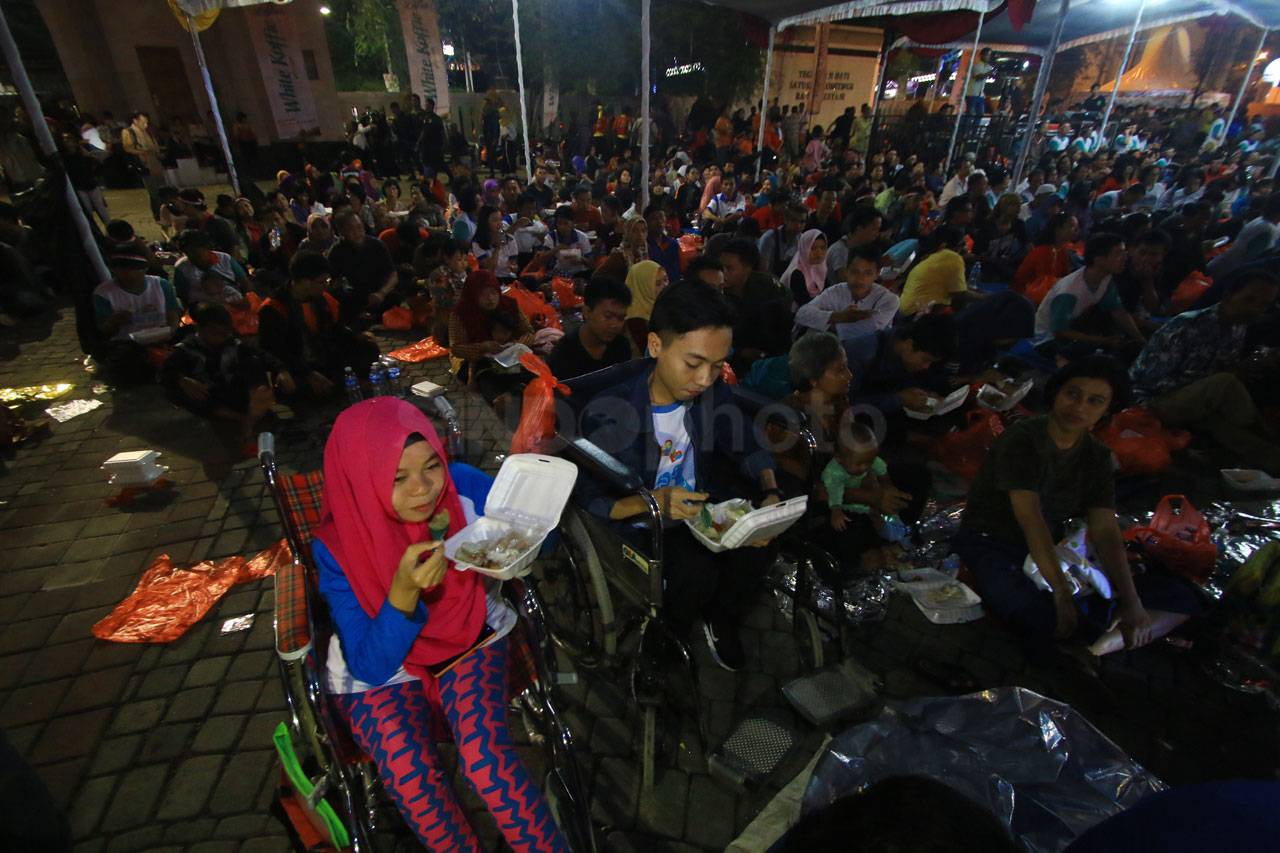 10.000 Orang Makan Lontong...
