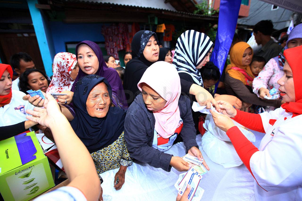 Warga Serbu Bazar Murah...