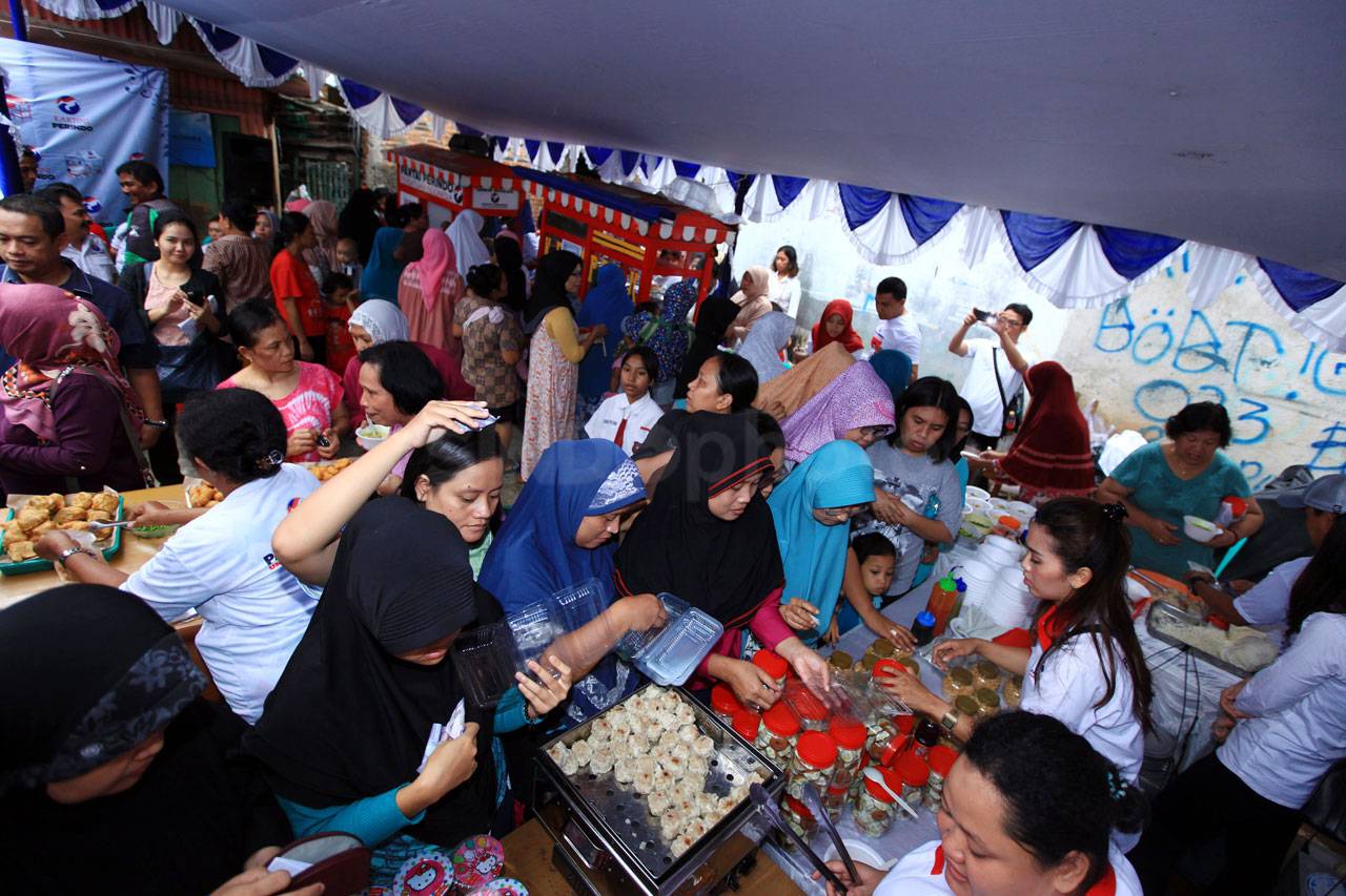 Warga Serbu Bazar Murah...
