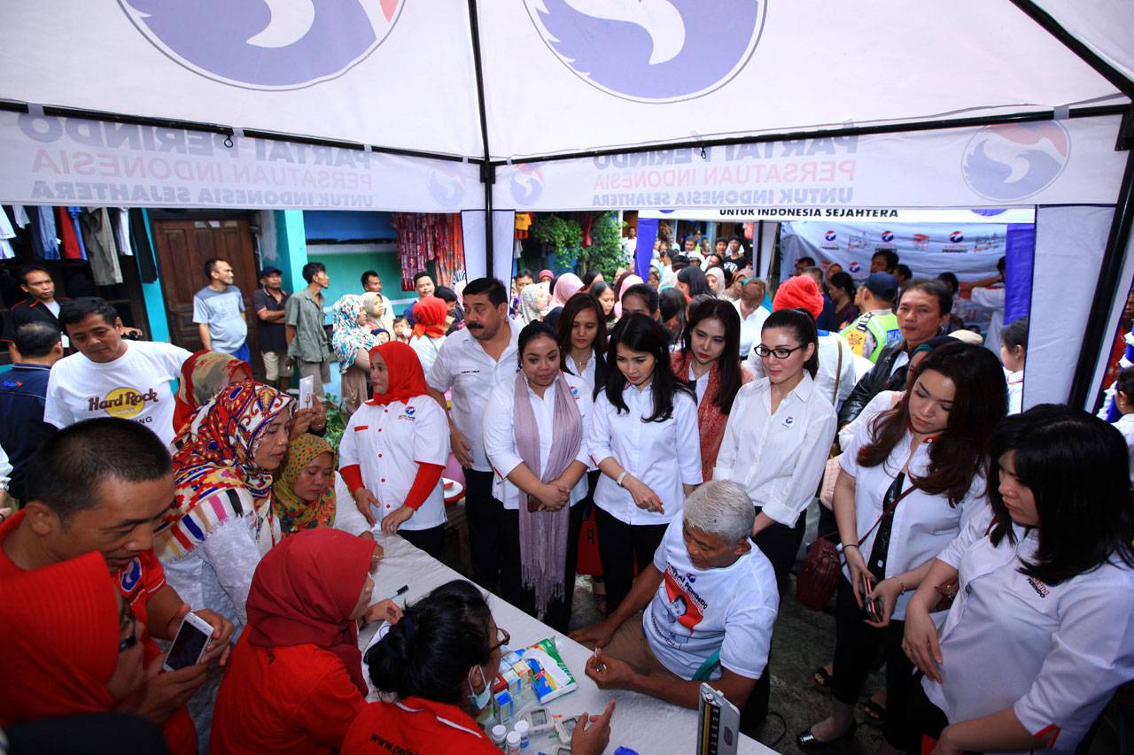 Warga Serbu Bazar Murah...