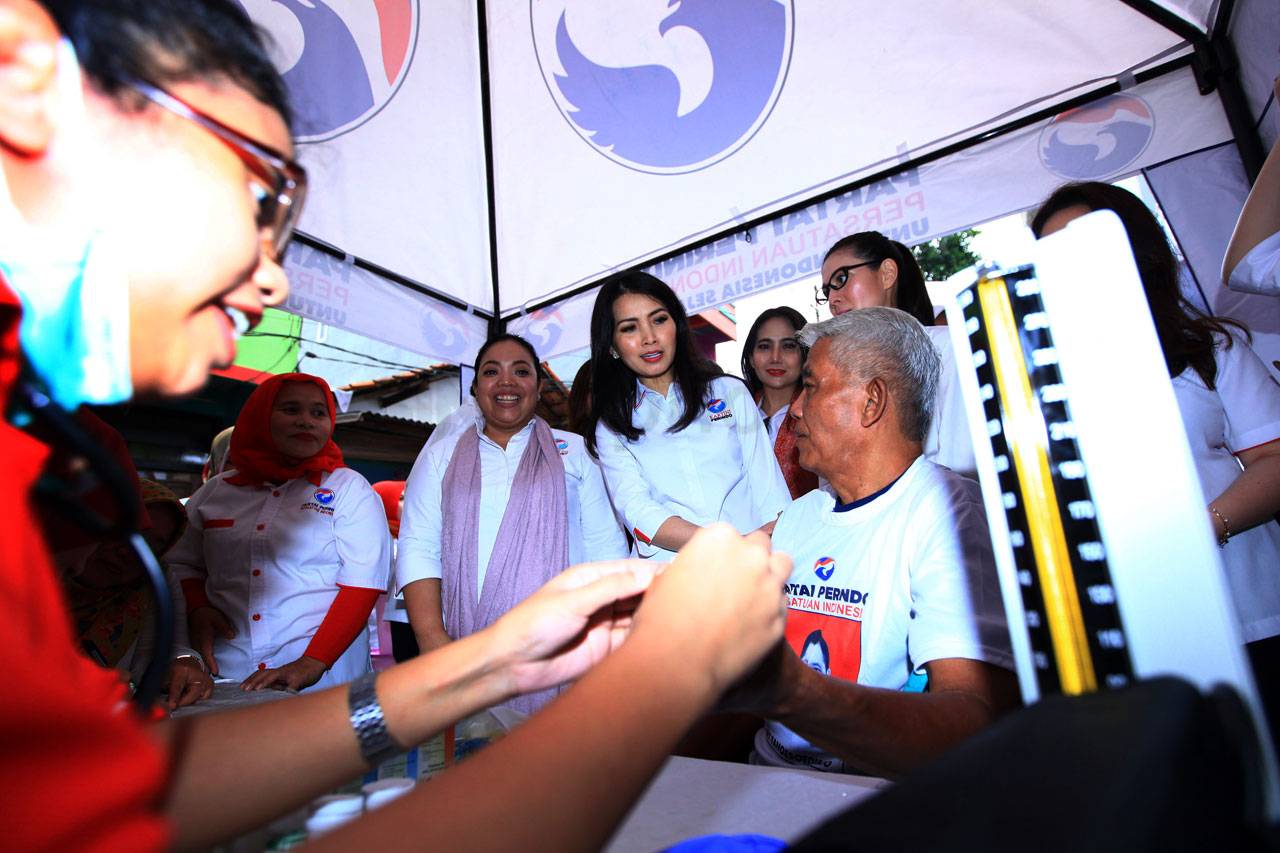 Warga Serbu Bazar Murah...