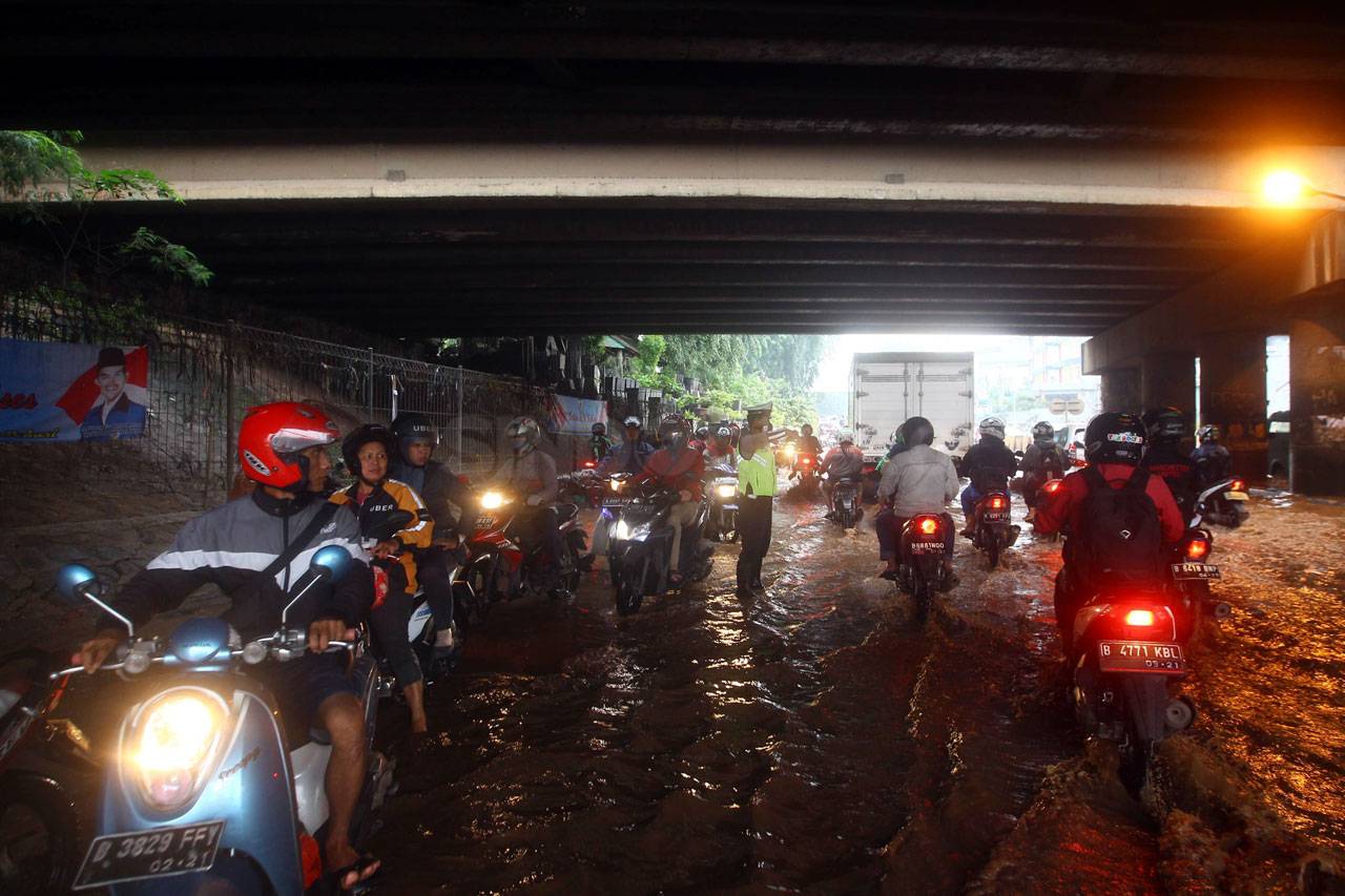 Jalan Kalimalang Banjir,...