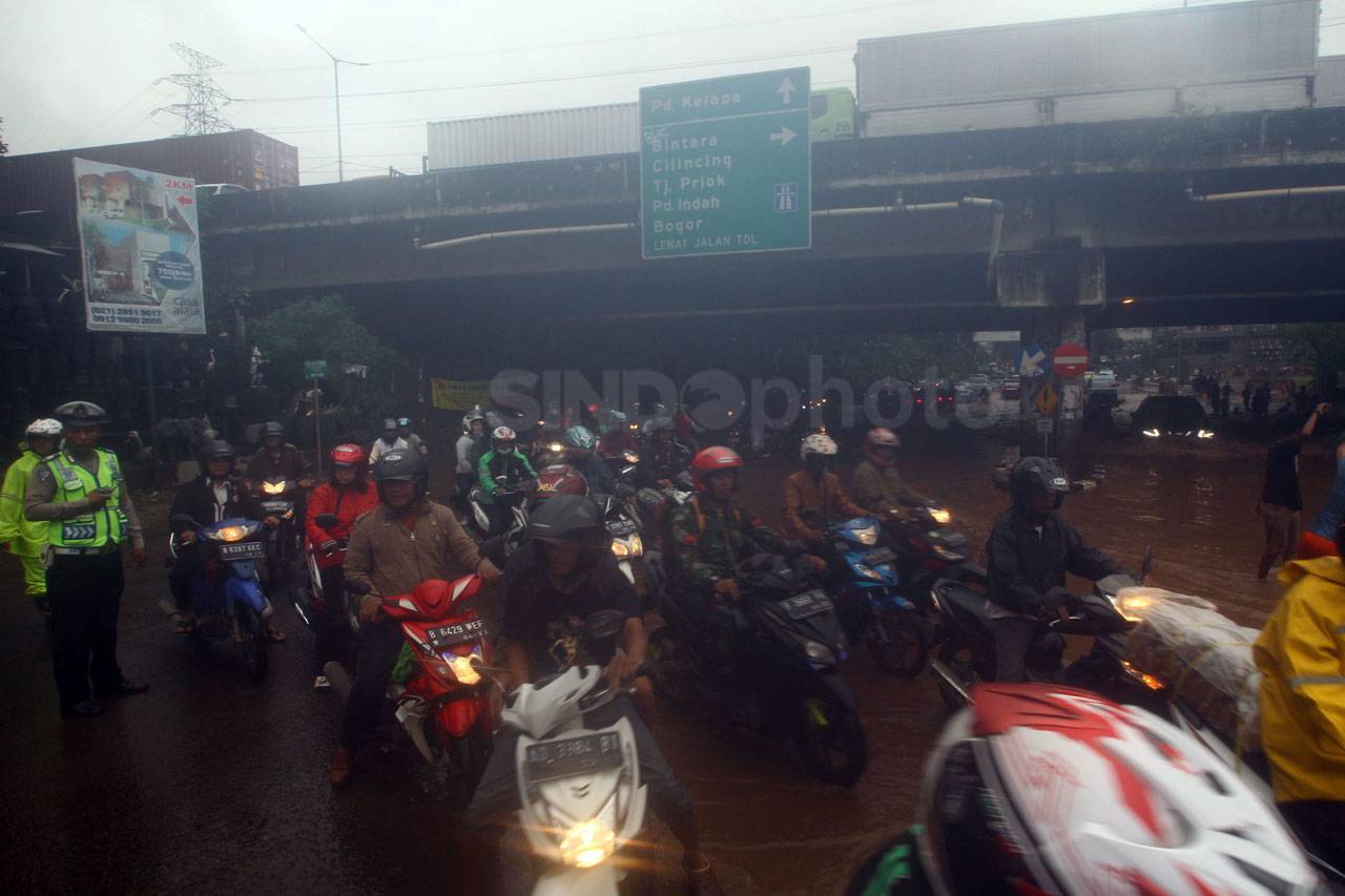 Jalan Kalimalang Banjir,...