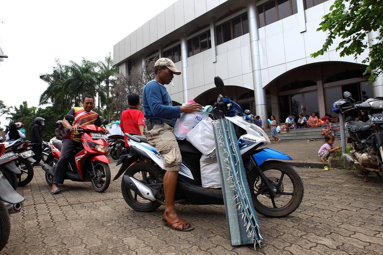 Warga Cipinang Melayu...