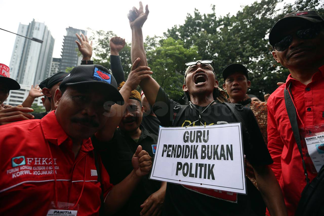 Ratusan Tenaga Honorer...