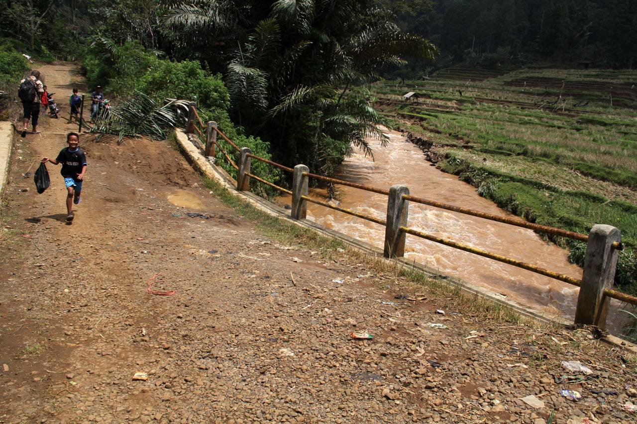 Jembatan Tonjong Rusak...