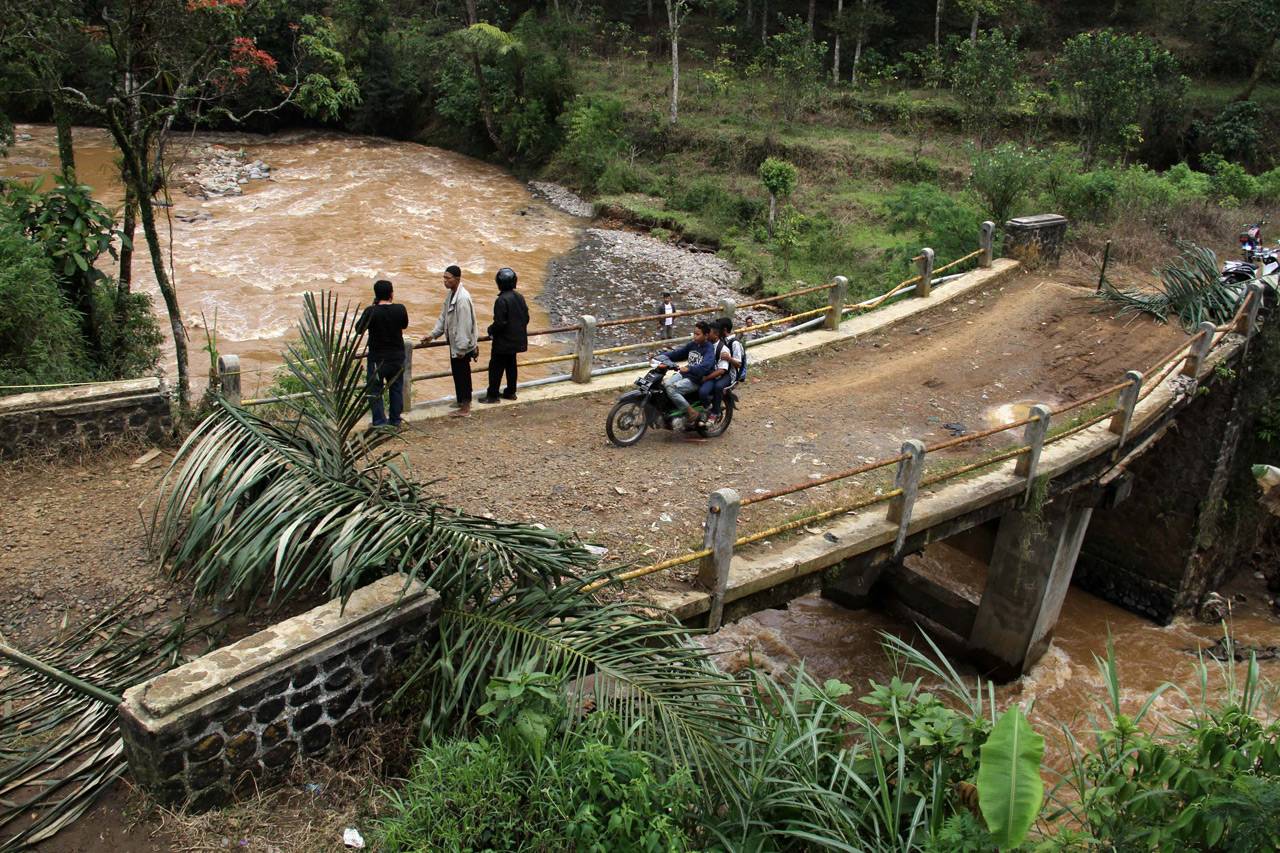 Jembatan Tonjong Rusak...