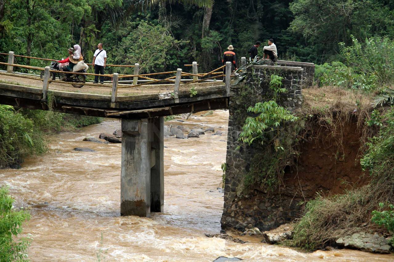 Jembatan Tonjong Rusak...