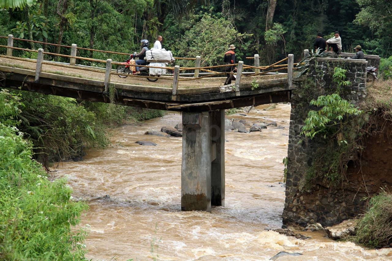 Jembatan Tonjong Rusak...