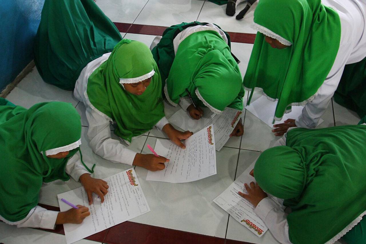 Ratusan Siswa Madrasah...