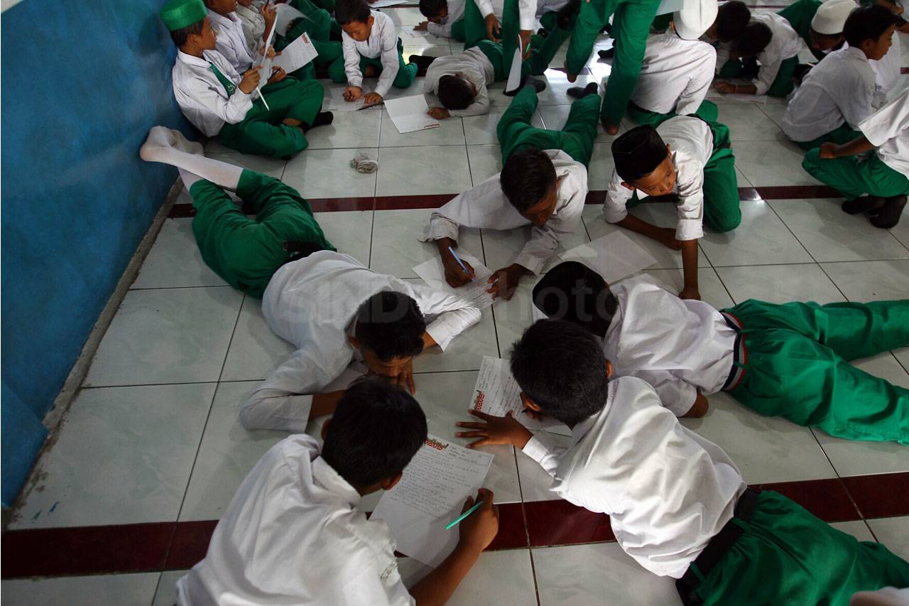 Ratusan Siswa Madrasah...