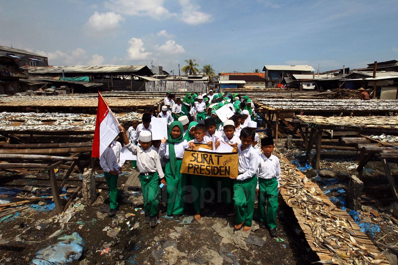 Ratusan Siswa Madrasah...