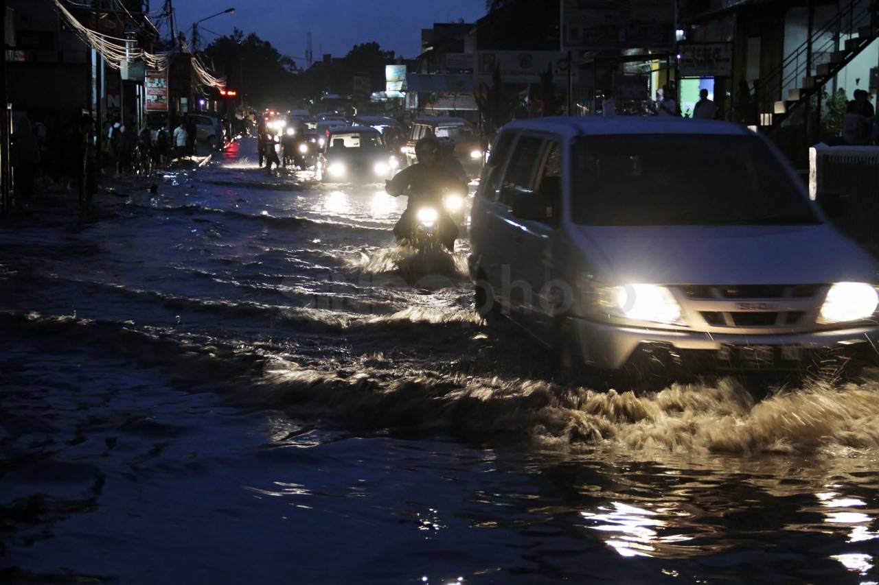 Banjir Kembali Genangi...