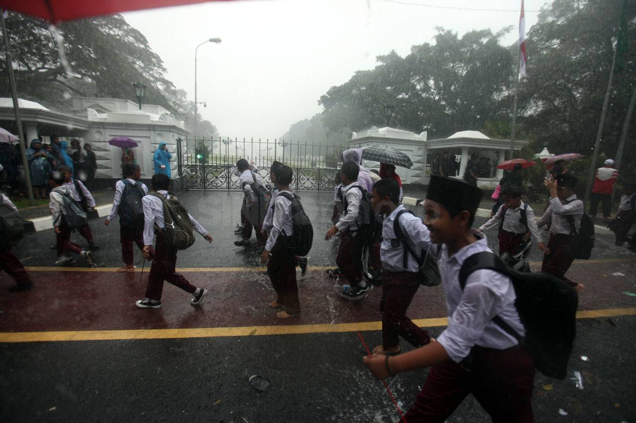 Meski Diguyur Hujan,...