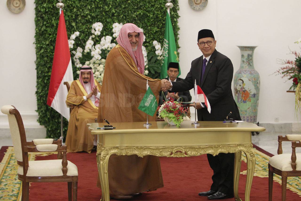 Di Bawah Guyuran Hujan,...