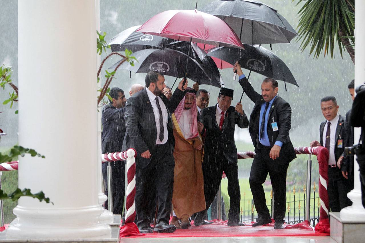 Di Bawah Guyuran Hujan,...