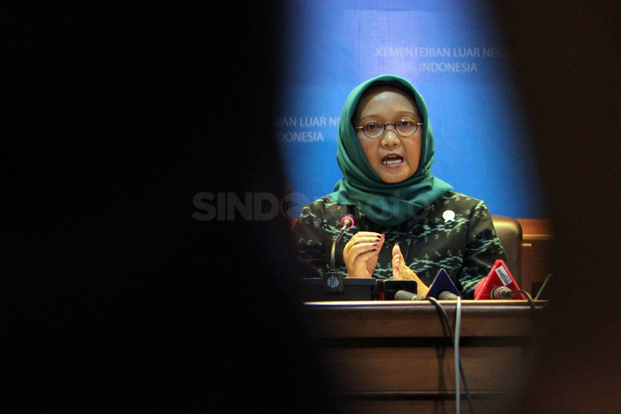 Menlu Beri Keterangan...