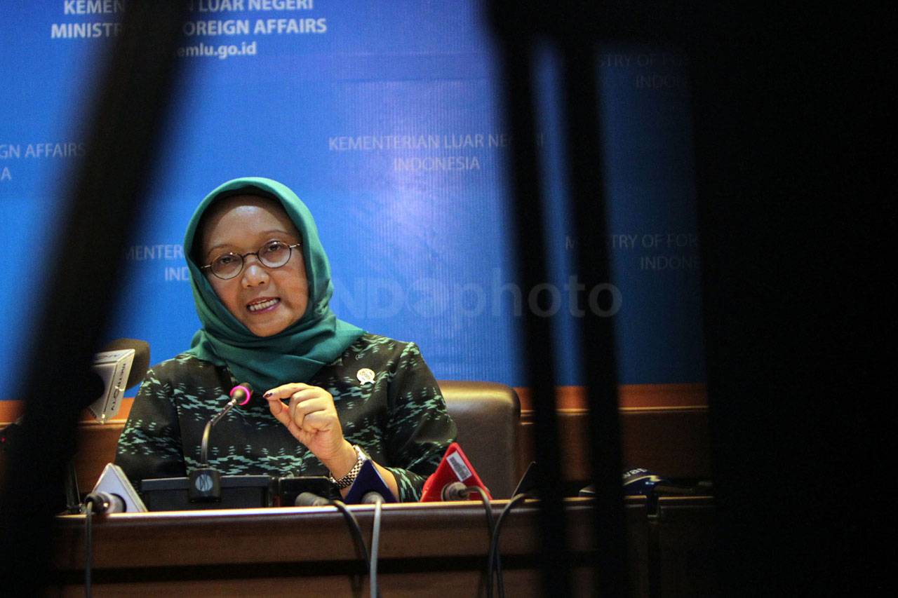 Menlu Beri Keterangan...