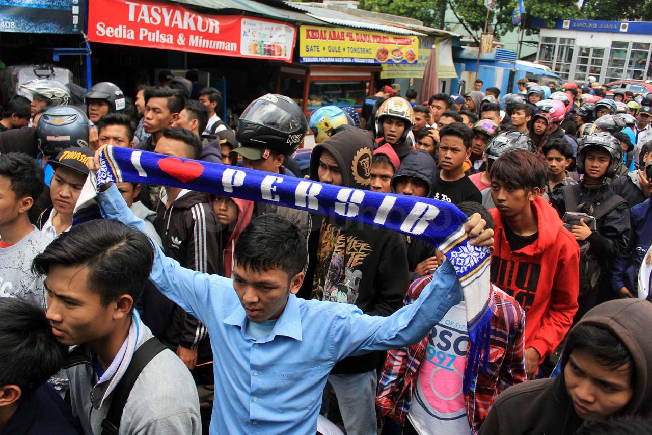 Ratusan Bobotoh Rela...