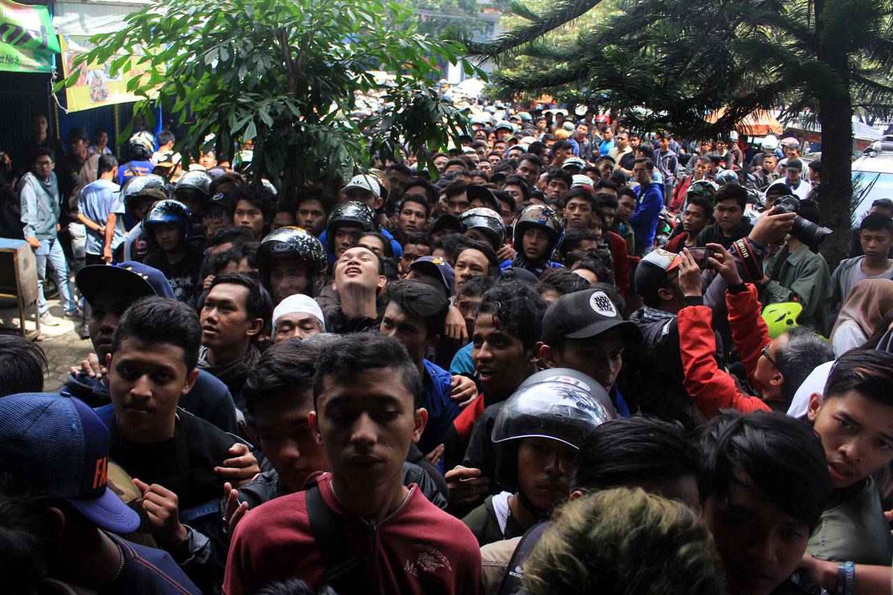 Ratusan Bobotoh Rela...
