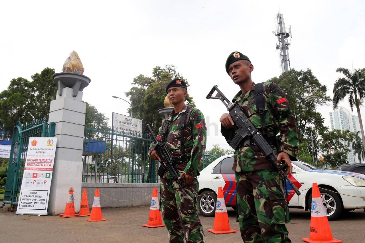 TNI Bantu Pengamanan...