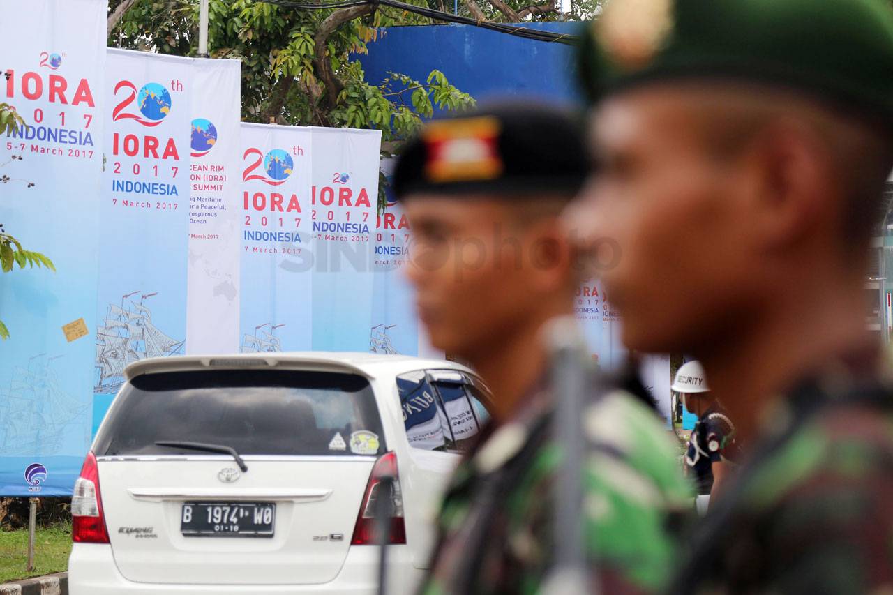 TNI Bantu Pengamanan...