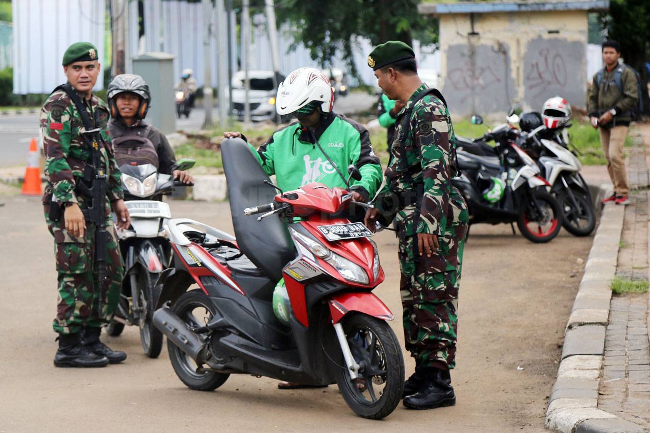 TNI Bantu Pengamanan...
