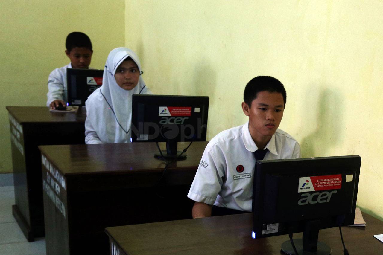 Pertamina Serahkan Bantuan...