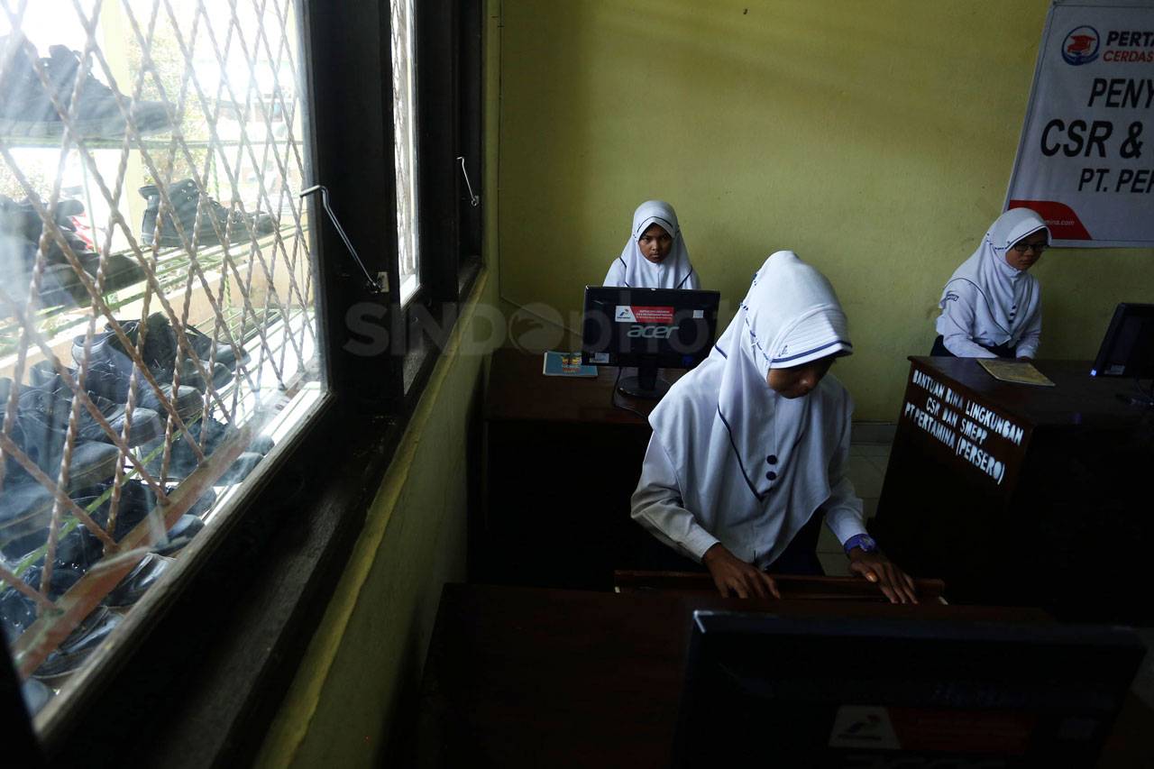 Pertamina Serahkan Bantuan...