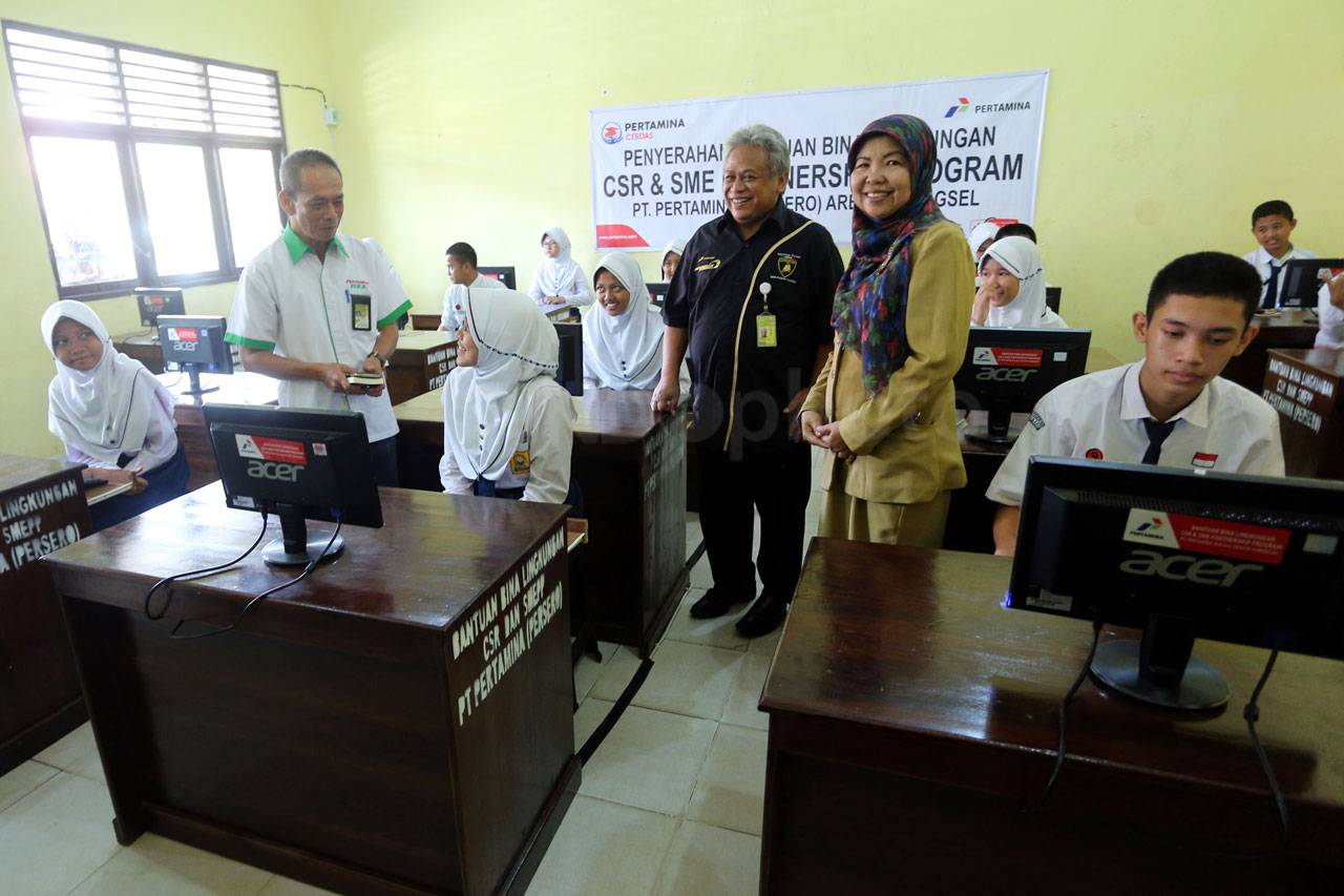 Pertamina Serahkan Bantuan...