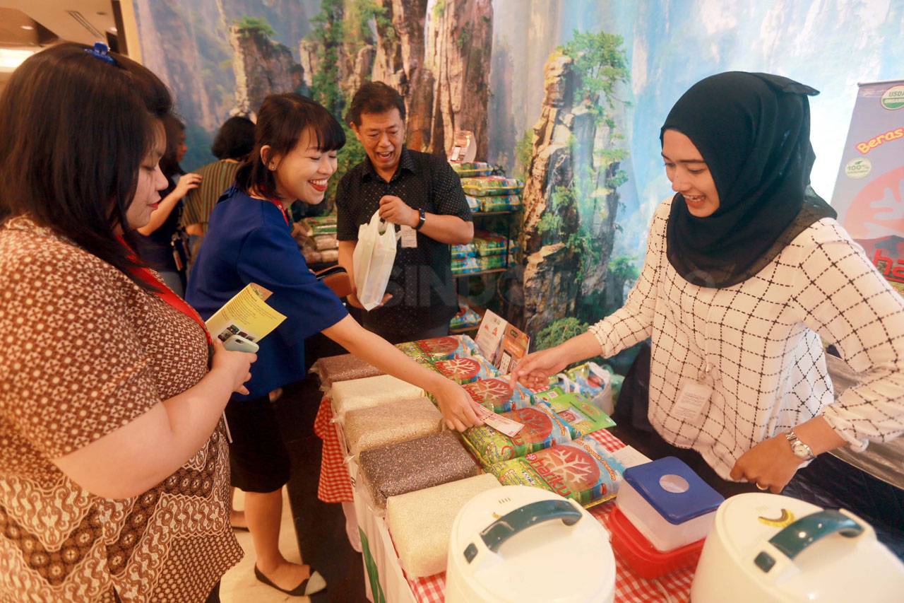 Pameran Tenun Meriahkan...