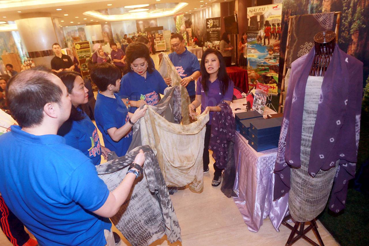 Pameran Tenun Meriahkan...