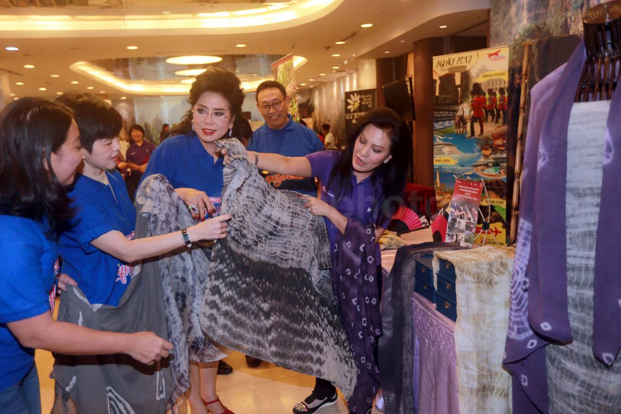 Pameran Tenun Meriahkan...