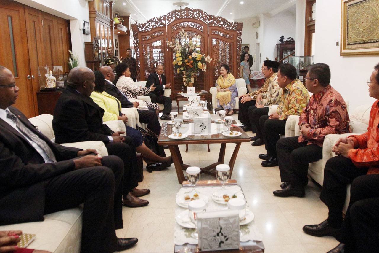 Megawati Terima Kunjungan...