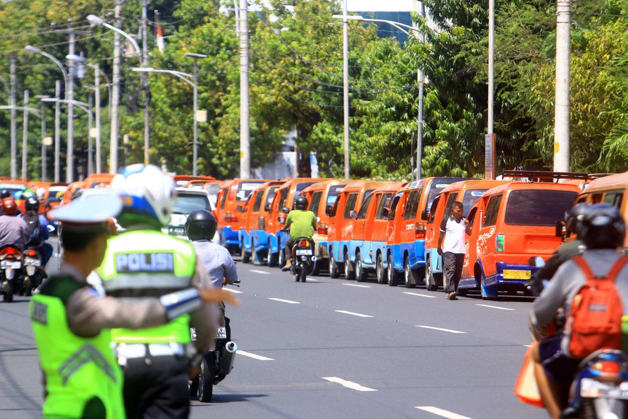 Ratusan Sopir Angkot...