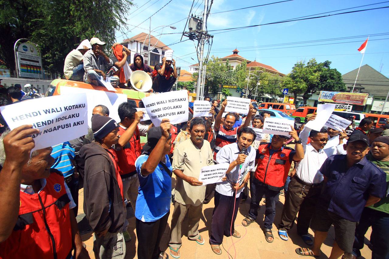 Ratusan Sopir Angkot...