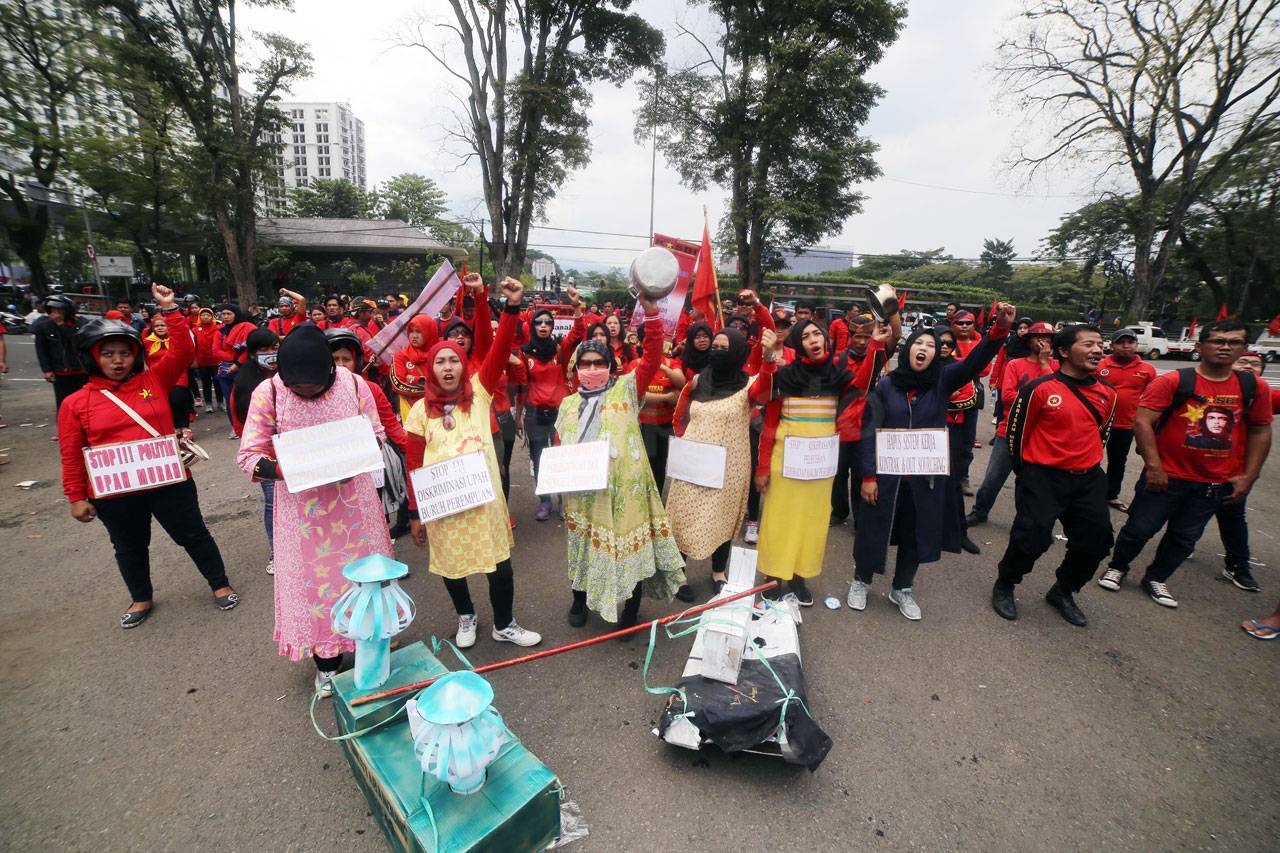Peringati Hari Perempuan...