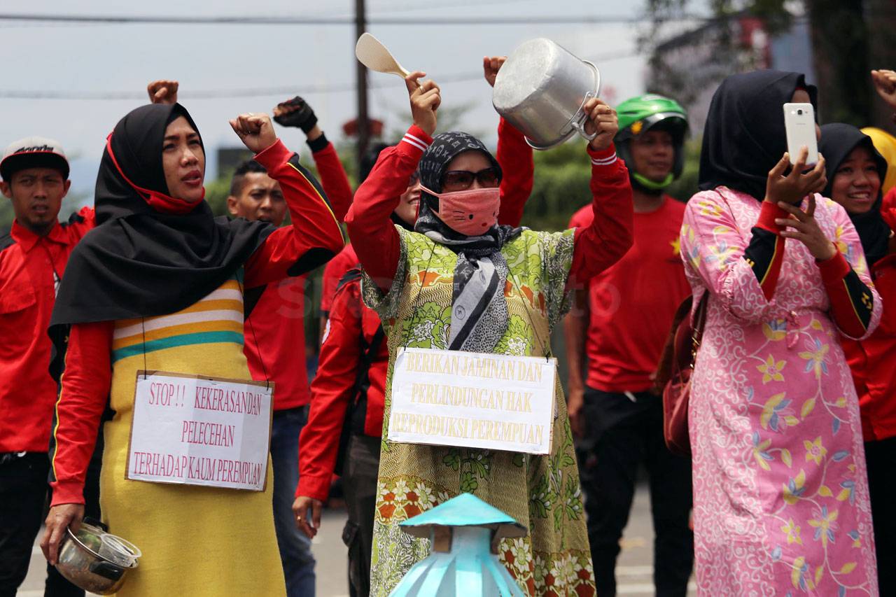 Peringati Hari Perempuan...