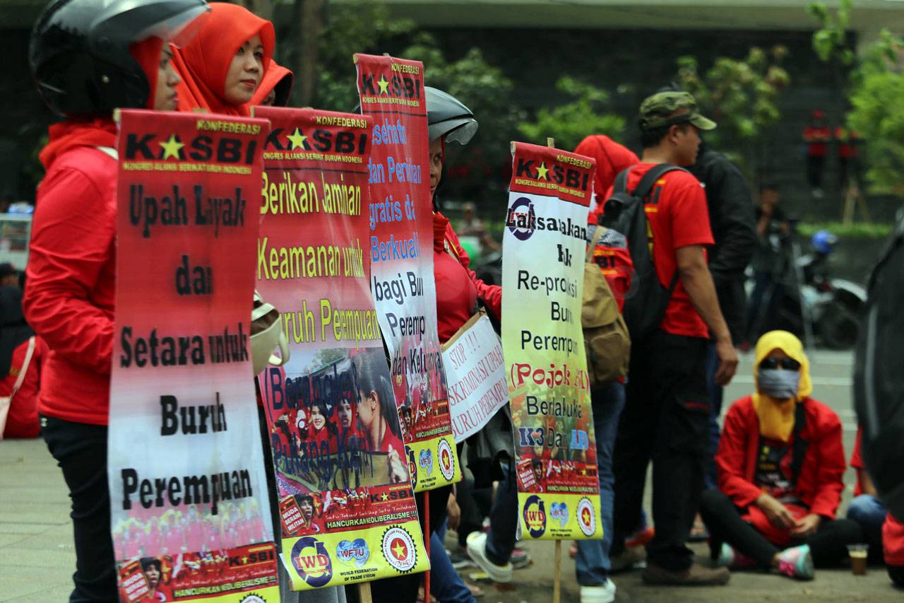 Peringati Hari Perempuan...