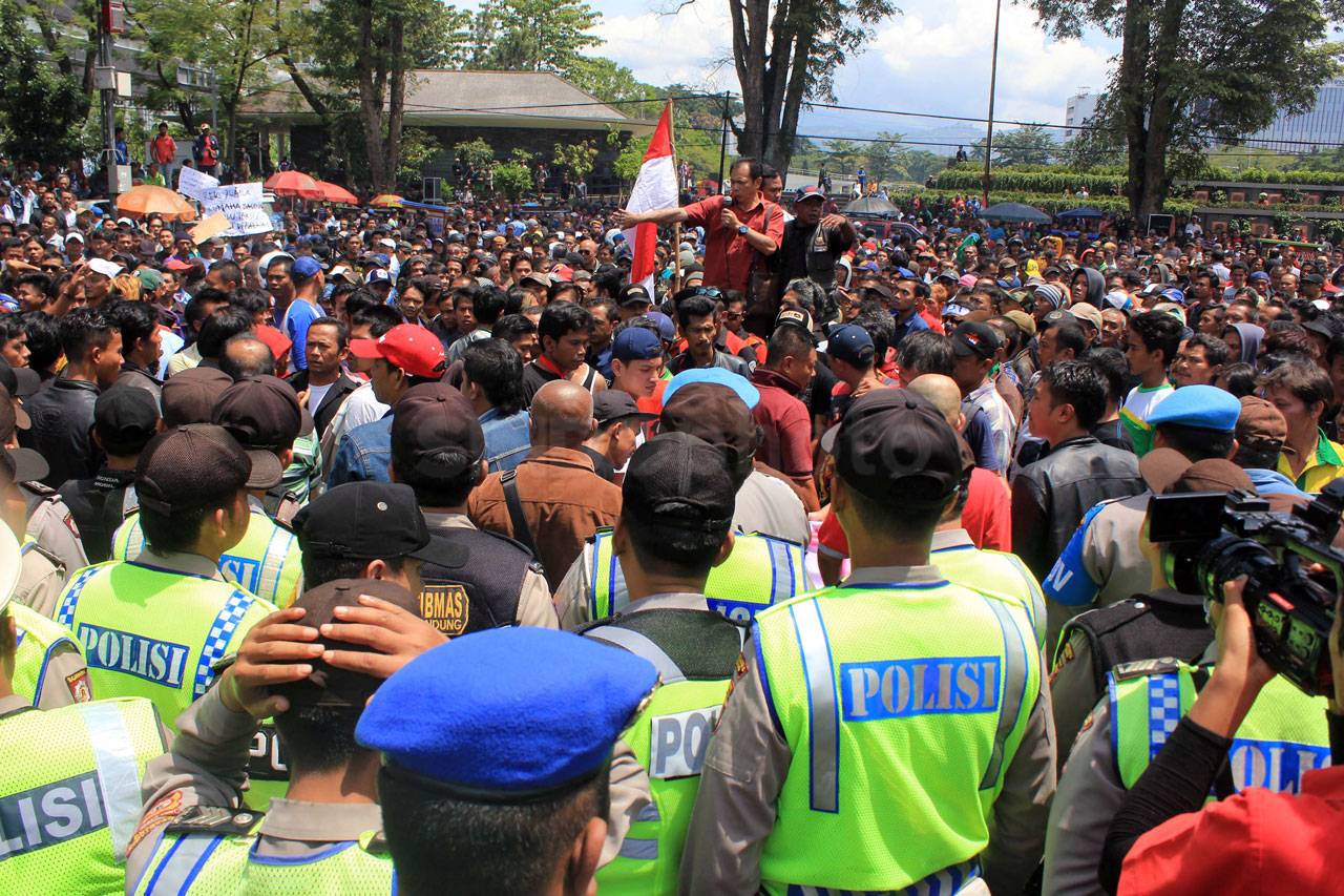 Ratusan Sopir Angkot...