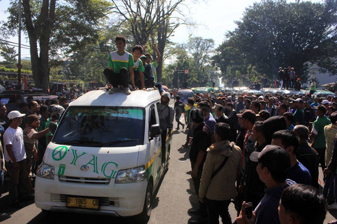 Ratusan Sopir Angkot...