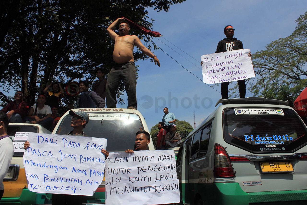Ratusan Sopir Angkot...