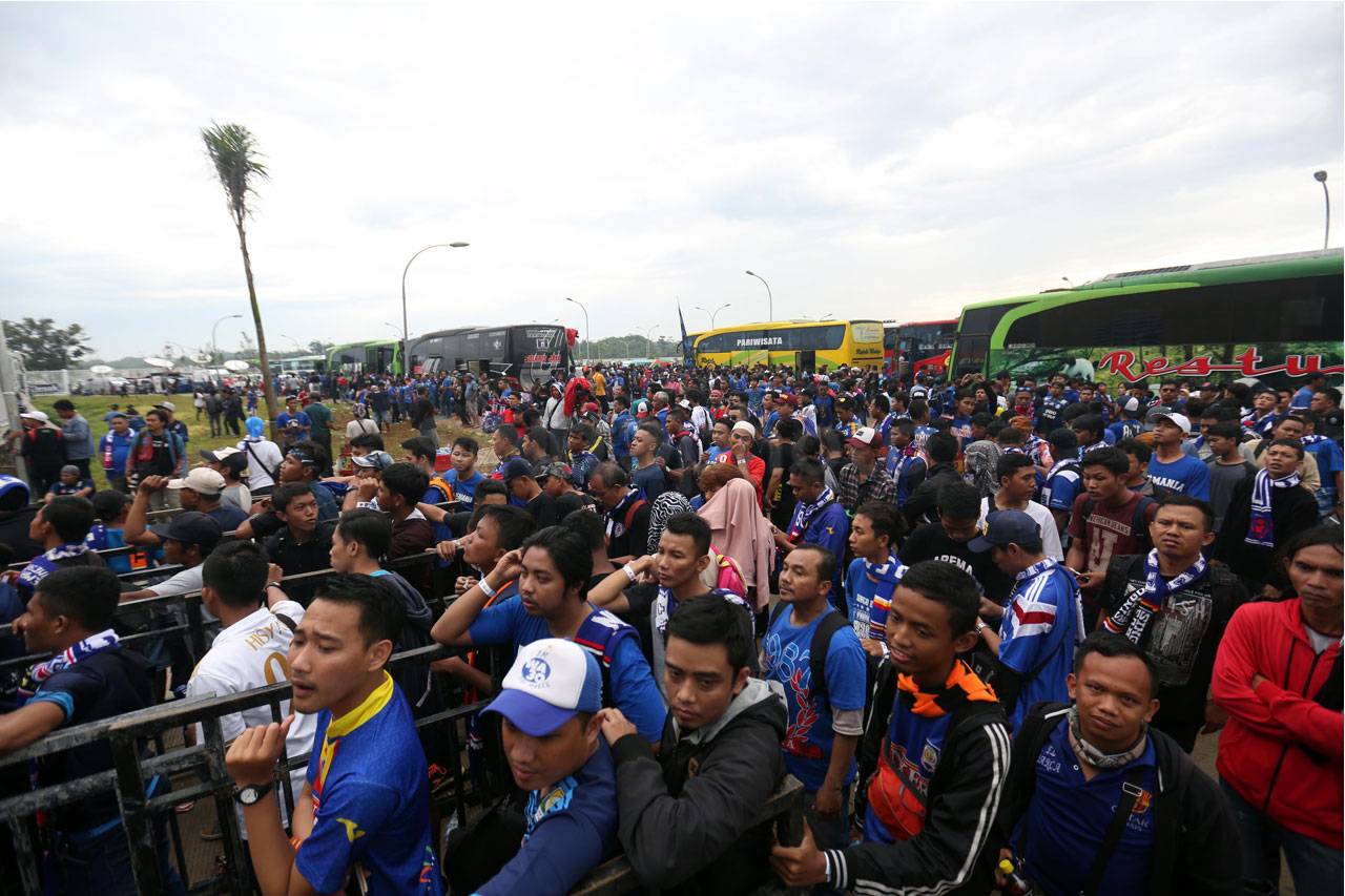 Ribuan Aremania Berdatangan...