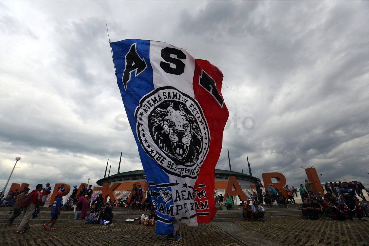 Ribuan Aremania Berdatangan...