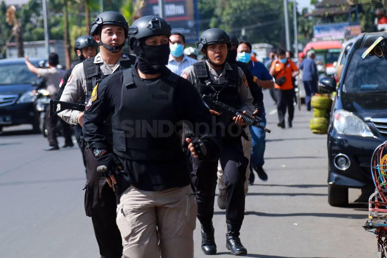 Densus 88 Geledah Rumah...