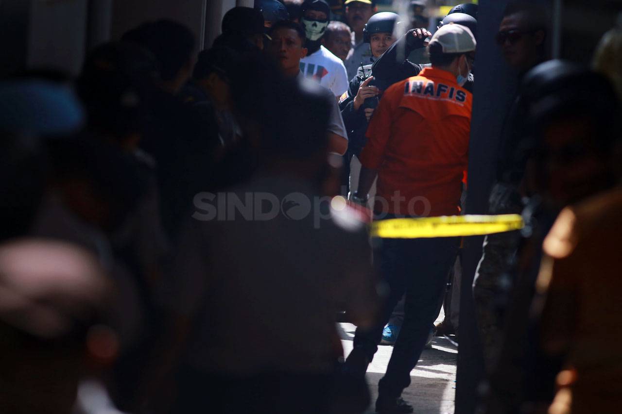 Densus 88 Geledah Rumah...