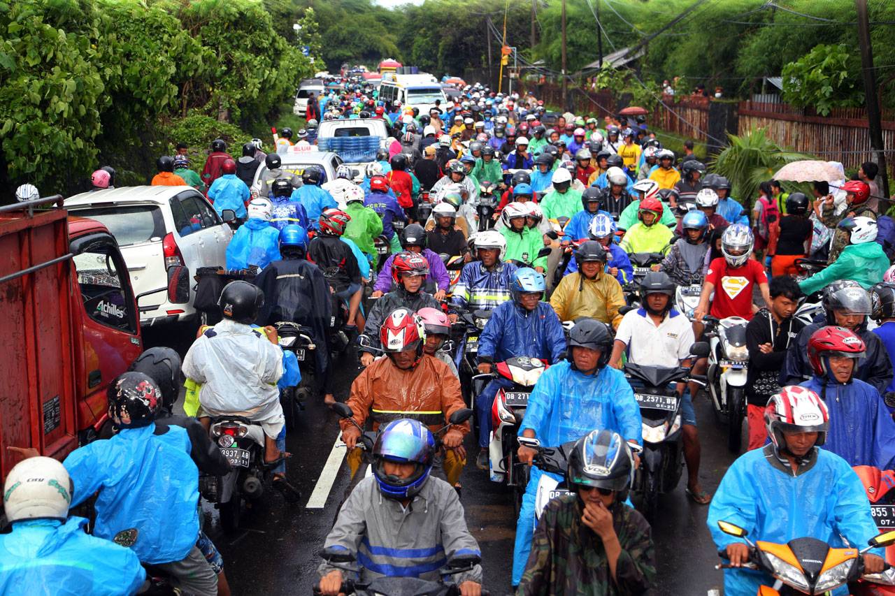 Angin Kencang Sebabkan...