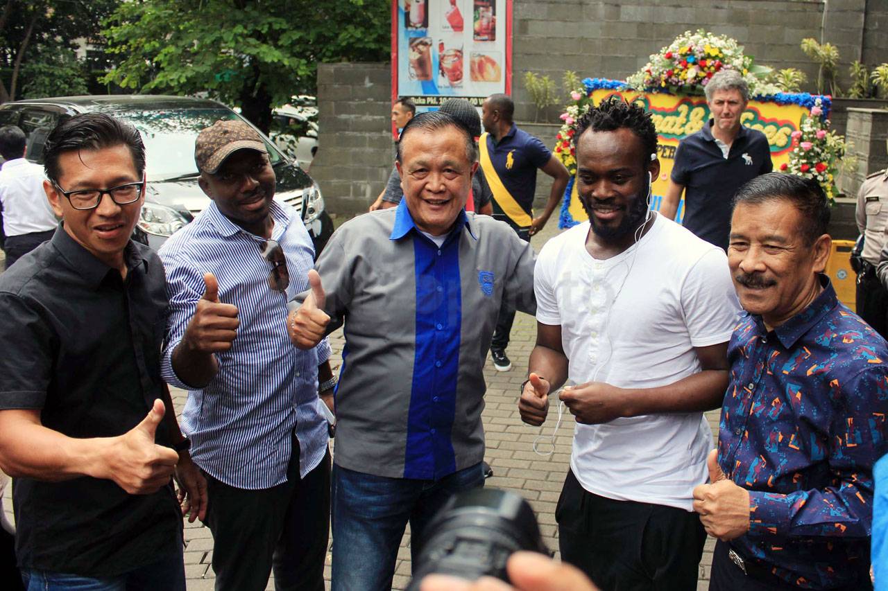 Michael Essien Resmi...