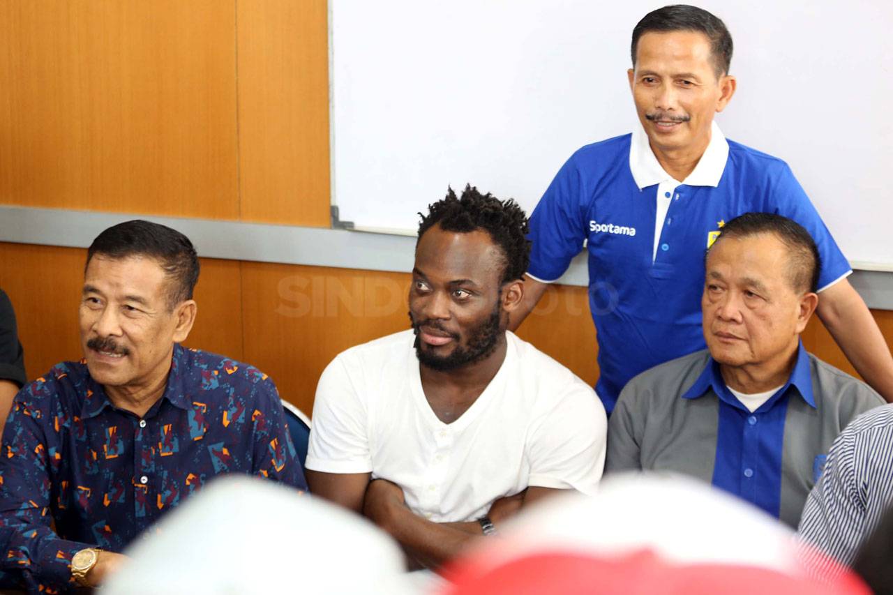 Michael Essien Resmi...