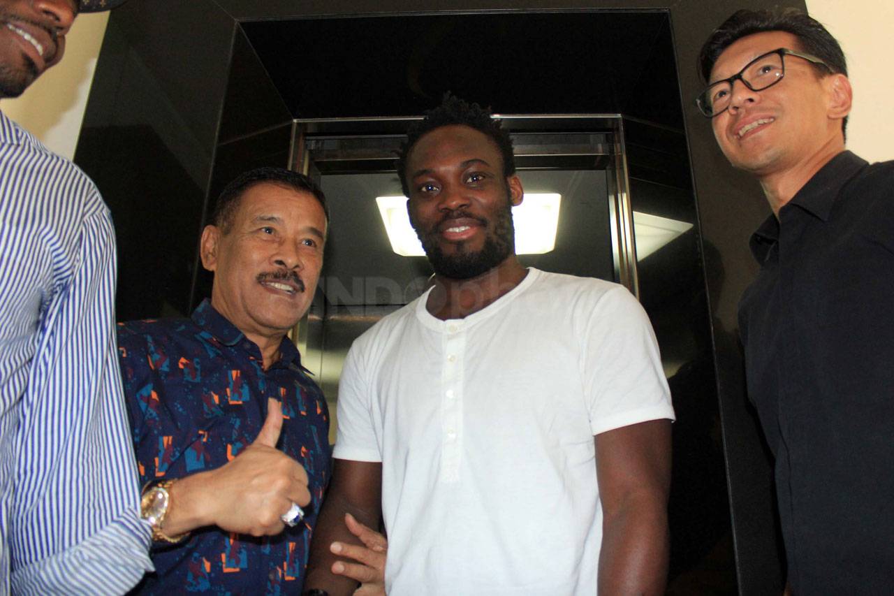 Michael Essien Resmi...